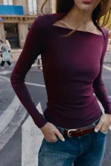Camiseta de manga larga en tejido rib color bordó, con corte entallado slim fit y escote cuadrado estructurado.