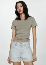 Short de jean estilo vaquero en color celeste claro, con diseño de cinco bolsillos, cierre frontal de botones ocultos y bajo con terminación deshilachada.