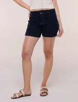 Short de jean azul oscuro de tiro alto y calce ajustado, con cintura ancha, cierre de cremallera y doble botón. Cuenta con bolsillos delanteros y dobladillo en las perneras.