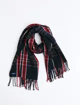 Bufanda de estilo escocés con diseño de cuadros en tonos verde, azul y líneas finas en rojo. Presenta flecos en los extremos y una etiqueta pequeña de la marca.