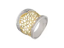 Anillo ancho de plata 925 con baño de oro, diseño calado en red y detalles de circonias incrustadas en los bordes.