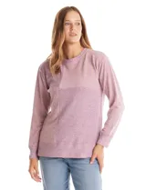 Buzo de manga larga con cuello a la base, confeccionado en tejidos combinados con texturas lisas y acanaladas. Presenta un diseño con tajo lateral en el ruedo.
