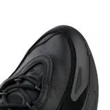 Championes Lacoste Audyssor color negro, con capellada de cuero y detalles en gamuza. Suela gruesa con diseño geométrico.