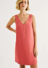 Vestido corto sin mangas de color rosado, con silueta recta y escote en V pronunciado.