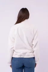 Campera de piel sintética con estampado animal print de leopardo, corte holgado, cuello alto y cierre frontal completo.