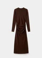 Vestido midi de punto fino color marrón, con diseño entallado, cuello perkins y manga larga. Cuenta con fruncidos laterales.