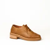 Zapato acordonado estilo oxford de cuero vacuno en color plateado metalizado, con diseño brogue, suela de goma y taco de madera.