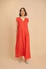 Vestido largo color coral, confeccionado en lino, con escote en V y mangas cortas con volados.