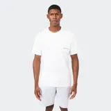 Remera deportiva de manga corta, color azul claro, con cuello redondo y un bolsillo abierto en el pecho. Presenta una costura horizontal que cruza el pecho y el logo de la marca en el frente.