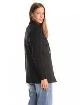 Blazer negro con frente en tejido tipo suede y espalda en tejido de punto. Presenta cuello con solapa, cierre frontal con botones y bolsillos delanteros.