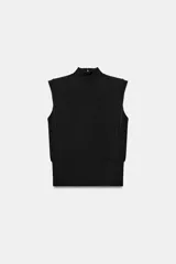 Top de punto negro sin mangas con cuello subido, hombreras y espalda descubierta.