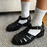 Zapatos guillermina negros de cuero con diseño calado y correa con hebilla.