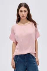 Blusa rosada de poliéster, con diseño holgado, cuello a la base y mangas cortas.