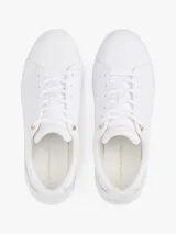 Zapatillas Tommy Hilfiger de piel blanca con detalles dorados en el talón y la lengüeta.