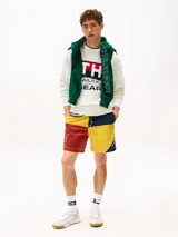 Shorts de nailon con diseño color block en rojo, amarillo y azul marino. Cuenta con dos bolsillos en la cintura y logo de Tommy Hilfiger en el bajo y la parte trasera.