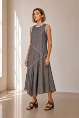 Vestido midi sin mangas de color marrón con sutiles costuras decorativas diagonales en contraste y terminación evasé.