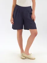 Bermuda de lino azul marino con pinzas en la parte delantera y bolsillos laterales.