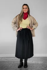 Polera de tejido de punto fino en color amarillo, con cuello alto y mangas largas.