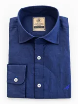 Camisa de lino color azul marino, manga larga, con cuello corto, botones frontales en contraste y pequeño bordado de un pájaro en el bajo.