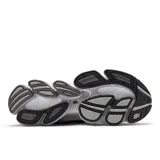 Championes New Balance modelo 2000, de diseño técnico y deportivo en tonos plateado, gris y negro. Presentan una estructura de malla transpirable con superposiciones sintéticas, el logo N característico en el lateral y una suela con tecnología de amortiguación visible.