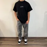 Jean mom oversize de hombre, color celeste claro con efecto acid wash.