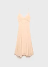Vestido midi de estilo lencero color salmón, con detalles de encaje en el escote en pico y bajo el busto. Cuenta con tirantes finos ajustables, diseño evasé y forro interior.