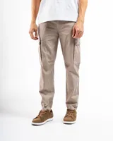 Pantalón cargo negro de corte slim, confeccionado principalmente en algodón con un pequeño porcentaje de spandex para elasticidad. Presenta múltiples bolsillos utilitarios con tapa y remaches de refuerzo.