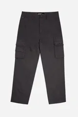 Pantalón cargo de corte baggy, color gris oscuro, con múltiples bolsillos laterales y cierre frontal con botón y cremallera. Presenta un diseño funcional con costuras reforzadas y etiqueta de la marca Mistral.