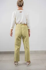 Pantalón de corte recto y tiro alto, color camel, con cierre frontal de botón y cremallera, y bolsillos laterales y traseros.