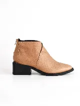 Bota corta de cuero vacuno color tostado, con diseño de solapa lateral, cierre trasero y taco cuadrado de 5 cm en color negro.