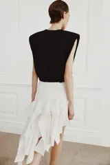 Camiseta de cuello redondo y manga sisa con hombreras marcadas, confeccionada en tejido de lyocell con bajo recto.