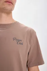 Camiseta manga corta oversize color visón con estampa de escorpión y texto "Poison Club Sting of Power 073 for the true ones only" en la espalda.