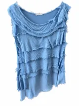 Musculosa celeste de corte asimétrico, con escote redondo y múltiples volados horizontales en el frente con terminaciones deshilachadas.