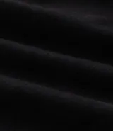 Bermuda de sarga color blanco, de corte recto y diseño básico con bolsillos laterales y traseros.