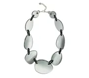 Collar corto de resina gris metalizada con eslabones de resina negra y cadena plateada para regular el largo.