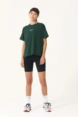 Remera verde con cuello redondo y manga corta. Estampado frontal con la palabra "Basset" en color blanco.