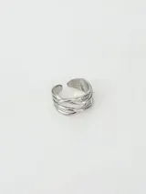 Anillo plateado de diseño abierto y cruzado con múltiples tiras finas.
