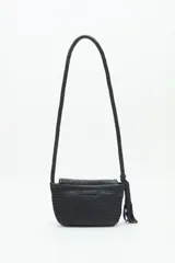 Cartera de cuero vacuno color tostado con diseño trenzado, acceso superior con cierre metálico, interior forrado con bolsillos.