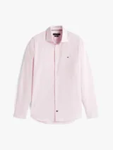 Camisa de vestir color rosa claro, manga larga con puños doblados, cuello con botones y corte slim. Presenta un pequeño logo bordado en el pecho.