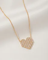 Collar de acero con baño de oro, compuesto por una cadena fina y un dije en forma de corazón pavé con incrustaciones de circonias.