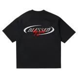 Remera negra de algodón con corte oversize y estampado frontal con la palabra "Blessed" en blanco y "by God" en rojo.