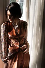 Chaleco marrón de terciopelo con corte sastrero y botones al tono.