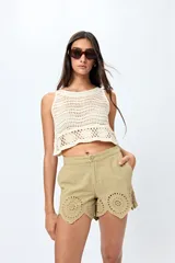 Short de algodón color caqui, con tiro medio y detalle de bordado calado con terminación festoneada en el ruedo.