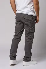Pantalón cargo gris de gabardina con bolsillos laterales con fuelle y solapa, corte recto y tiro medio.