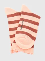 Calcetín de largo medio con diseño a rayas horizontales en tonos rosado y marrón. Presenta un borde superior con terminación ondulada y el logo bordado del perro de la marca Hush Puppies.