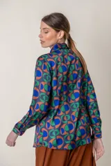 Camisa de poliéster estampada con motivos geométricos en tonos de azul, verde y terracota.