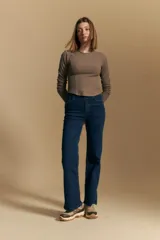 Remera blanca de manga larga con tejido acanalado, cuello redondo y corte ajustado al cuerpo. Presenta costuras verticales que definen la silueta.