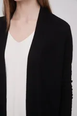 Saco largo abierto de viscosa, con mangas largas y diseño holgado.