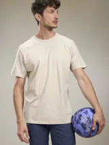 Remera blanca de algodón con estampado gráfico en la espalda en color rojo. El estampado incluye el texto "Benson & Thomas Rally Sweeden", una imagen de un auto de rally clásico y detalles de horarios de carreras.