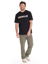 Remera negra de manga corta con cuello redondo y el logotipo de la marca Caterpillar impreso en el pecho en color blanco con detalle amarillo.